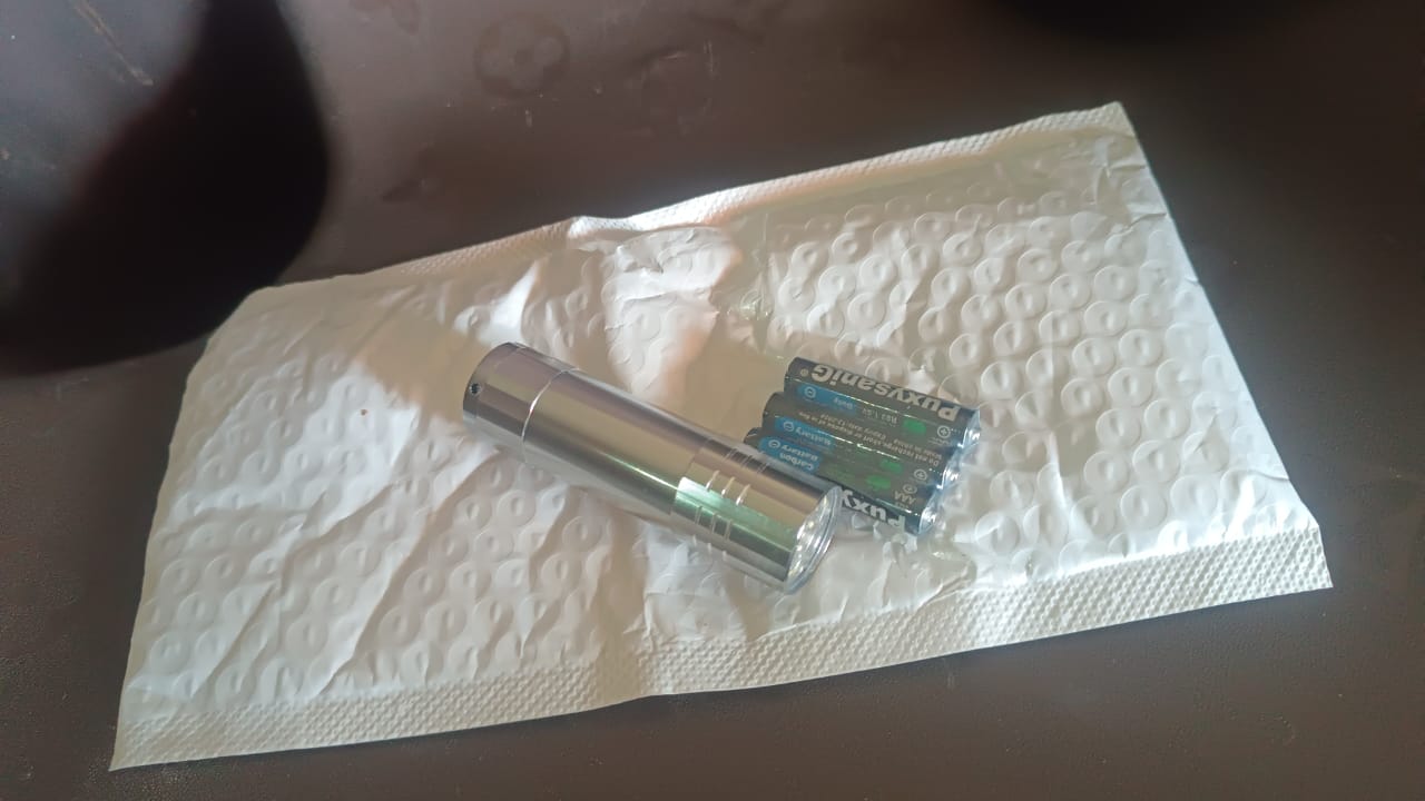 Portable Mini Torch, Super-Bright Mini 6 LED Bulb Pocket Torches - Small Keyring Torch Flashlight for Camping, Hiking, DIY, Travelling, Outdoors and More 3 Battery operated (Battery not included / 1 pc / Mix Color )